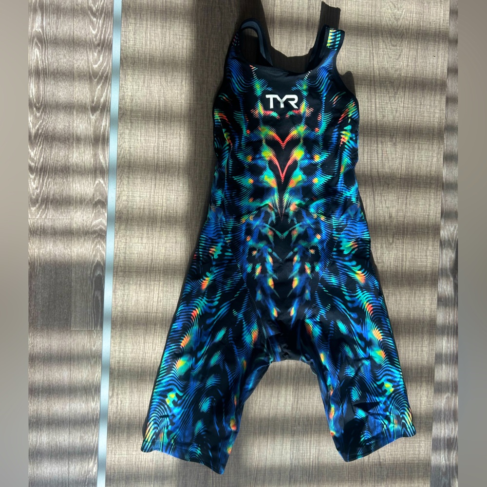 TYR venzo genesis size 25 closed back fast suit kneeskin blue